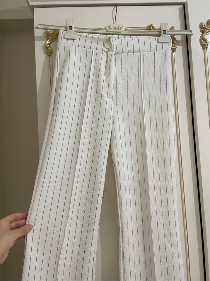 Düğmeli Çizgili Beyaz Gri Kadın Kumaş Pantolon - Görsel 2