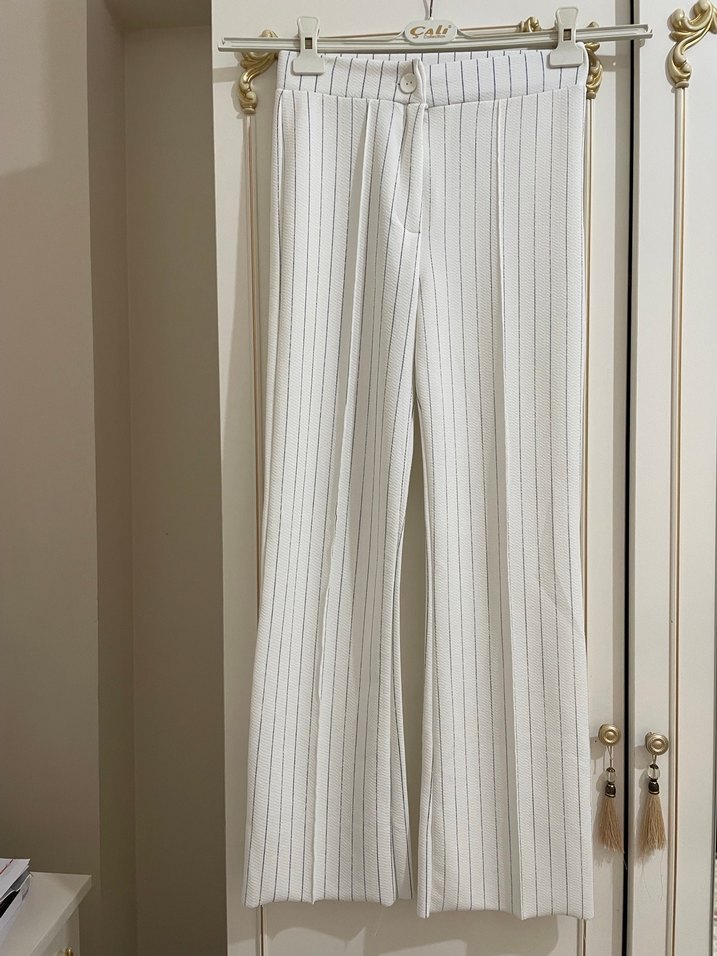 Düğmeli Çizgili Beyaz Gri Kadın Kumaş Pantolon - Görsel 5