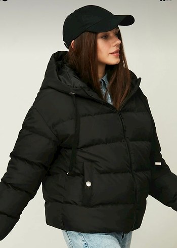 Siyah Kapüşonlu Kadın Kışlık Mont - Görsel 2