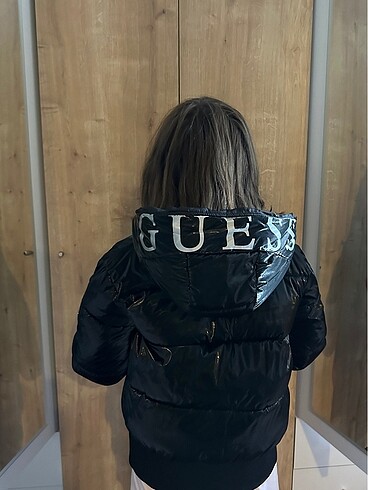 Guess siyah kız çocuk logolu şişme mont