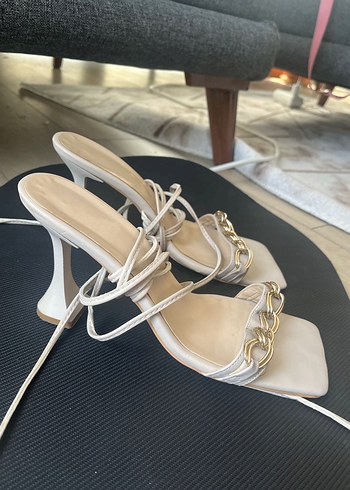 Beyaz Zincir Detaylı Topuklu Kadın Ayakkabı - Görsel 2