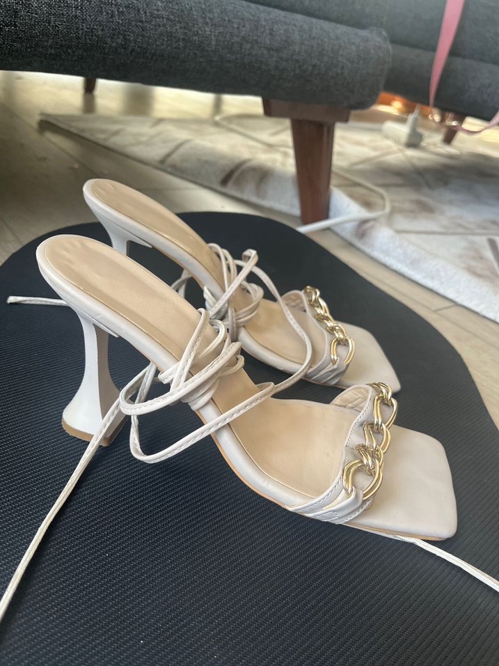 Beyaz Zincir Detaylı Topuklu Kadın Ayakkabı - Görsel 2