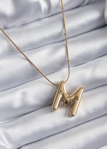 swarovski Altın Renkli Zincir Detaylı M harf kolye