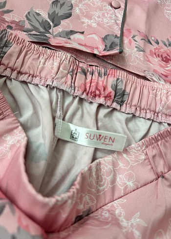 Çiçek Desenli Saten Pijama Takımı - Görsel 4