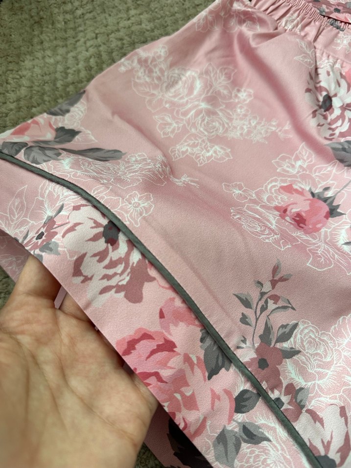 Çiçek Desenli Saten Pijama Takımı - Görsel 3