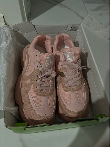 Pembe spor ayakkabı