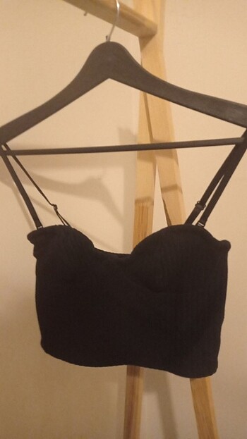 Siyah askılı göğüs ve sırt dekolteli crop