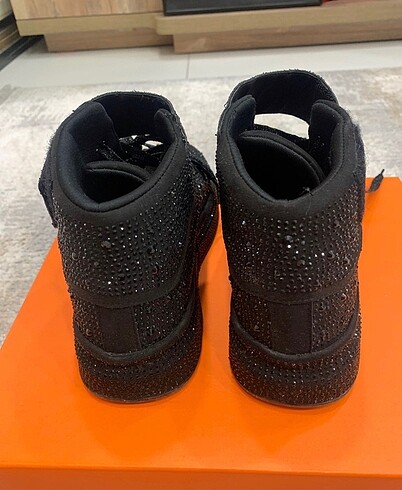 37 Beden Alexander McQueen