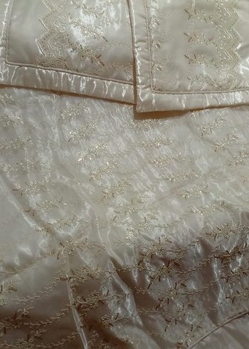 İşlemeli Beyaz Parlak Yatak Örtüsü - Görsel 2