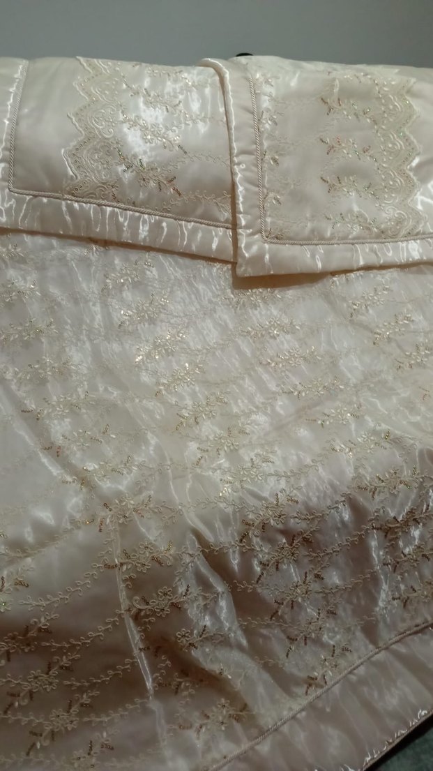 İşlemeli Beyaz Parlak Yatak Örtüsü - Görsel 2