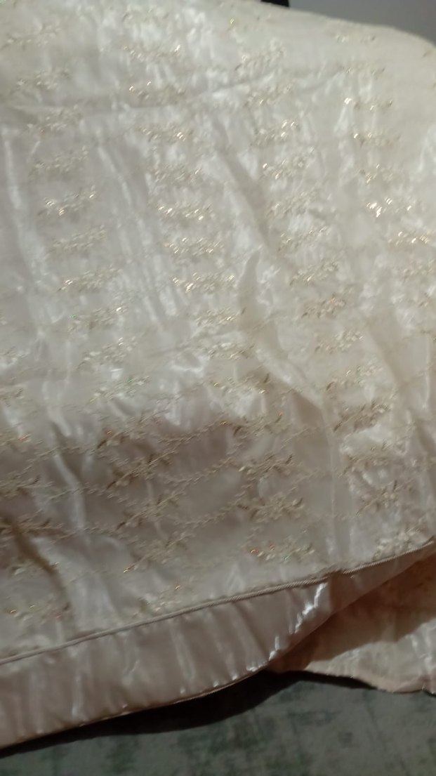 İşlemeli Beyaz Parlak Yatak Örtüsü - Görsel 3