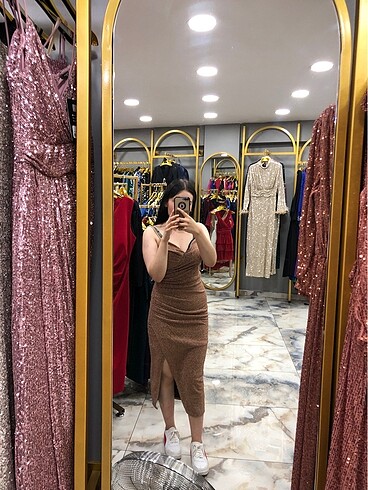 Askılı yırtmaçlı kahverengi elbise