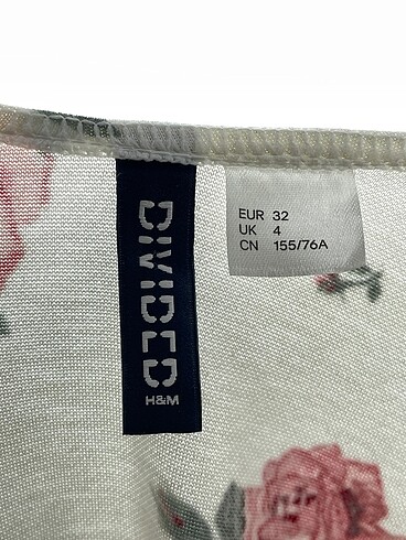 32 Beden beyaz Renk H&M Kısa Elbise %70 İndirimli.