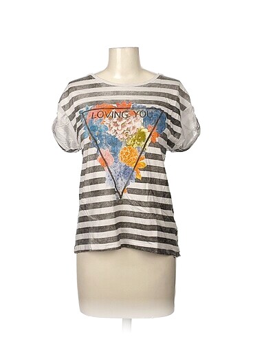 Pull and Bear T-shirt %70 İndirimli.
