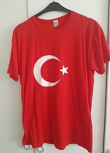 Ay yıldızlı tişört