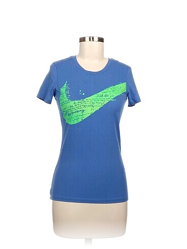 Nike T-shirt %70 İndirimli.