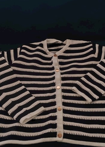 Kadın Siyah Beyaz Çizgili Örgü Hırka - Görsel 2