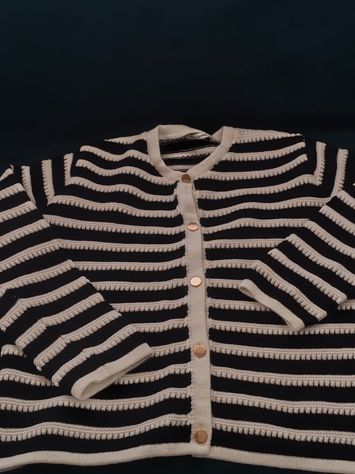 Kadın Siyah Beyaz Çizgili Örgü Hırka - Görsel 2