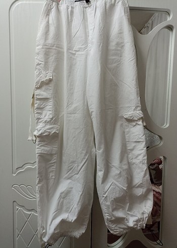 Beyaz Rahat Kesim paraşüt pantolon