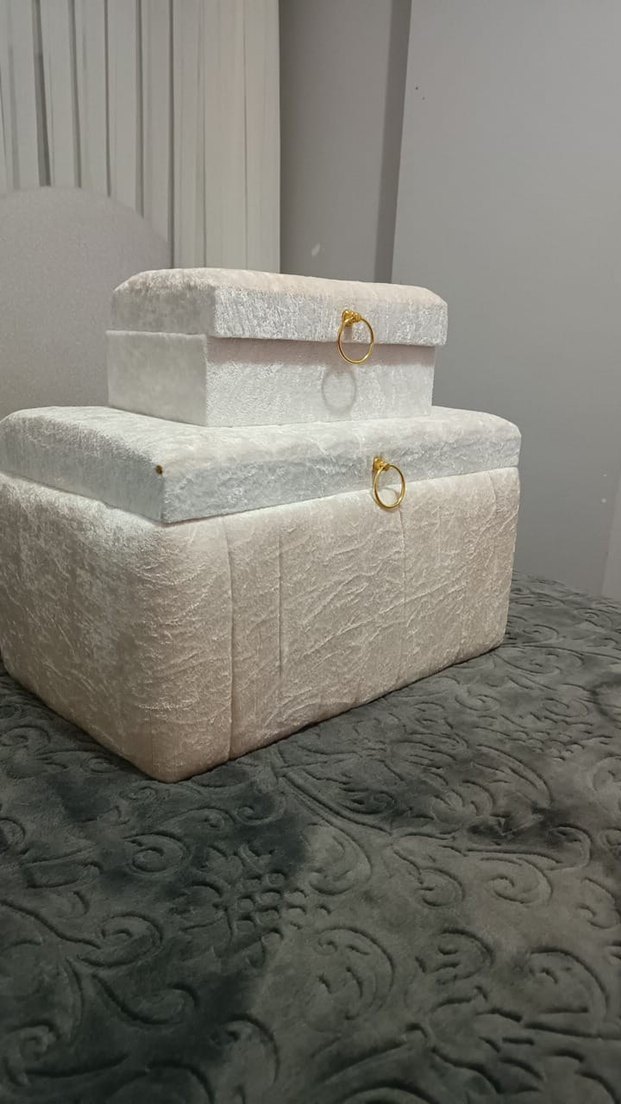 Beyaz ve Gri Makyaj Düzenleyici Kutular - Görsel 3