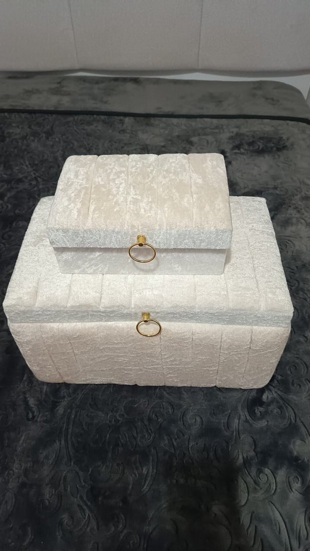 Beyaz ve Gri Makyaj Düzenleyici Kutular - Görsel 2