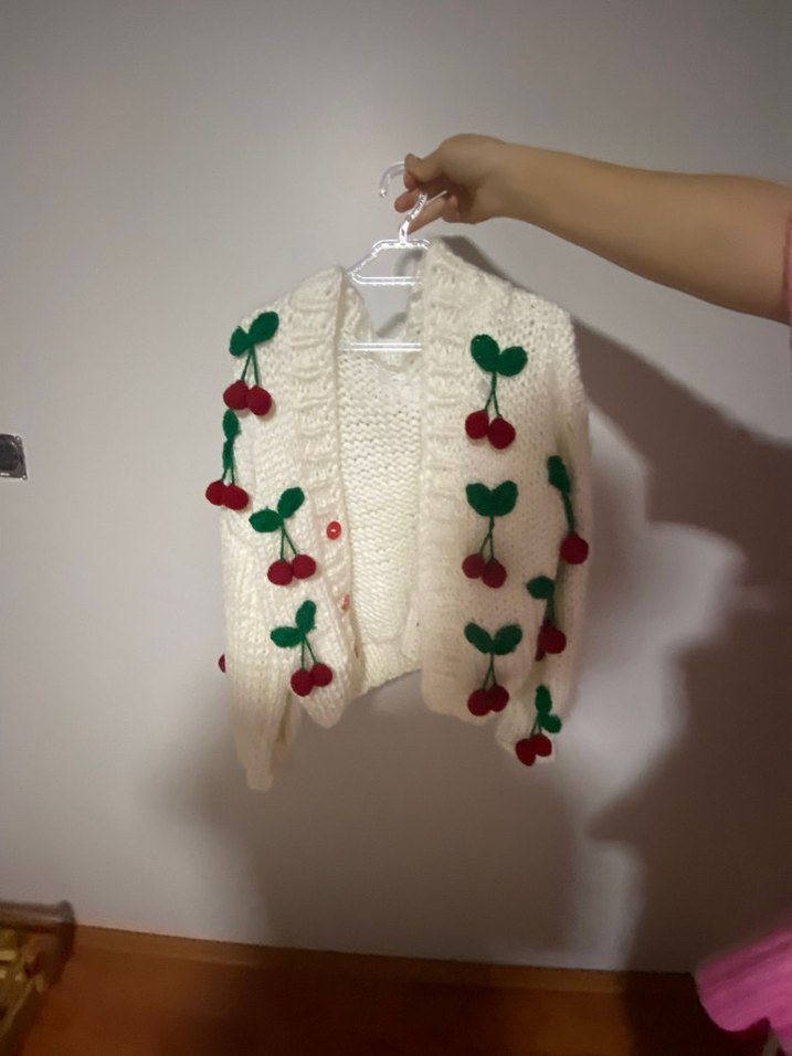 Nakışlı Kapüşonlu Beyaz Örgü Hırka - Görsel 2