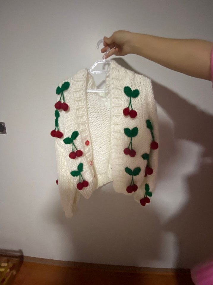 Nakışlı Kapüşonlu Beyaz Örgü Hırka - Görsel 3