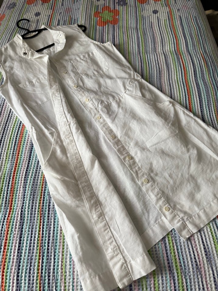 Düğmeli Beyaz Kolsuz Elbise - Görsel 3