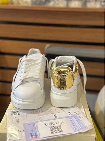 Alexander mcQueen
