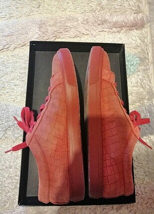 42 Beden kırmızı Renk Zuma marka 43 numara erkek ayakkabısı 