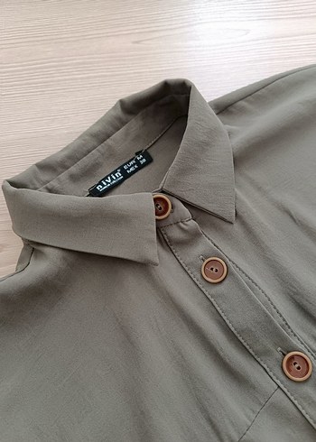 Diğer yanları yırtmaçlı kemerli uzun tunik