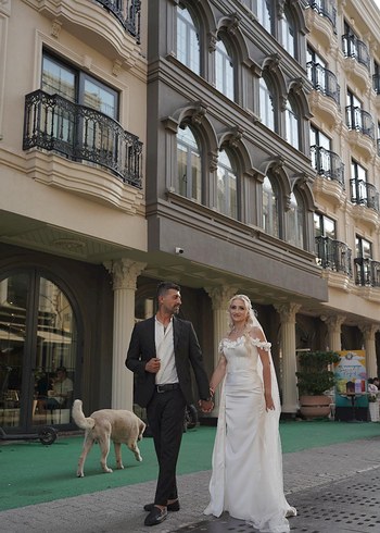 Oleg Cassini Beyaz Straplez Uzun Gelinlik