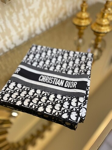 Dior Diyor eşarp