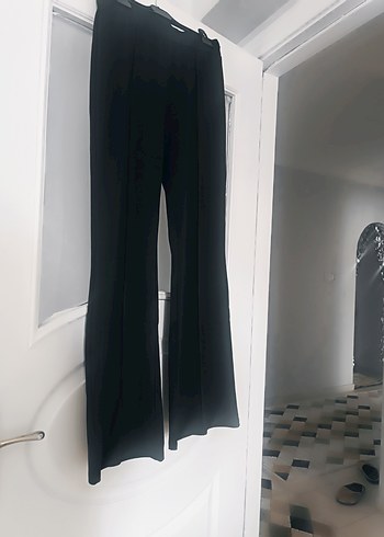 Parlak Siyah Pilili Midi Kumaş Pantolon - Görsel 4