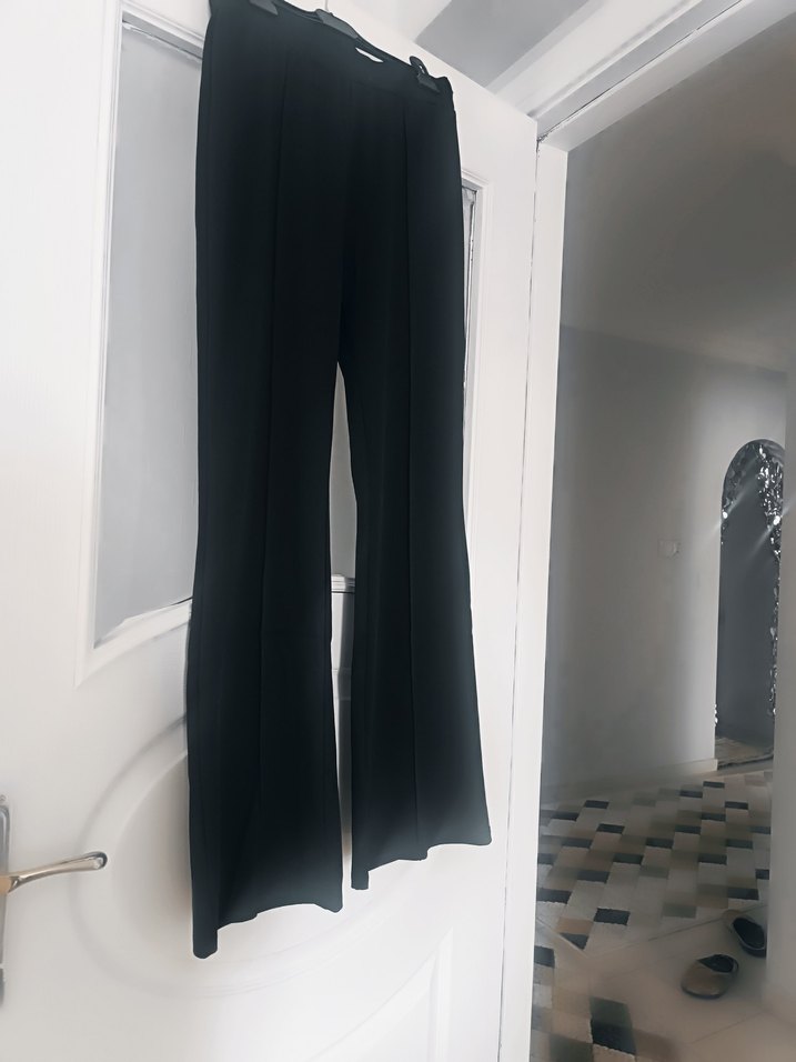 Parlak Siyah Pilili Midi Kumaş Pantolon - Görsel 4