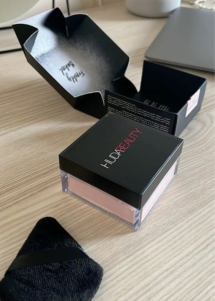 HUDA BEAUTY PUDRA CHERRY BLOSSOM - Görsel 2
