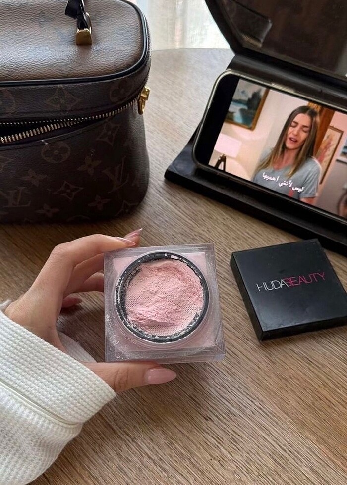 HUDA BEAUTY PUDRA CHERRY BLOSSOM - Görsel 3