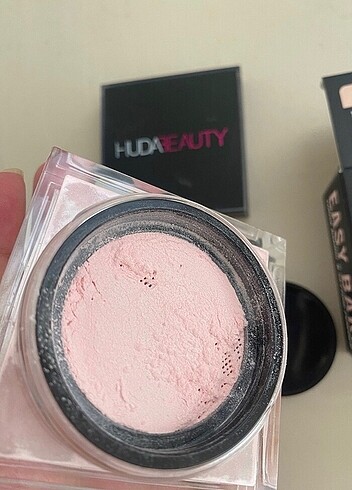 Beden HUDA BEAUTY PUDRA