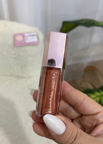 Beden Fenty Beauty Fenty Glow Gloss