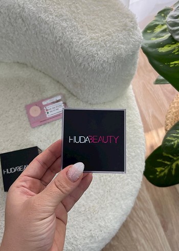 Huda Beauty Pound Cake Pudra - Görsel 2