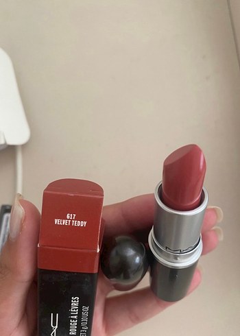 MAC MAC 617 Velvet Teddy Koyu Kırmızı Ruj