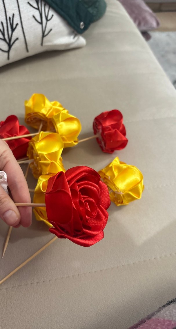 Sarı ve Kırmızı Saten Gül Parti Dekoru Adet fiyatı - Görsel 2