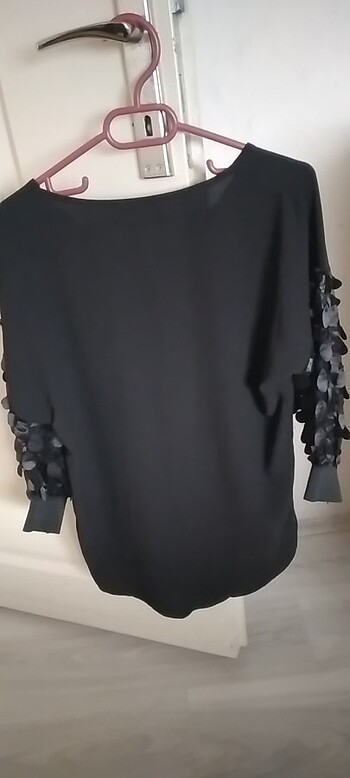 l Beden siyah Renk Kollari lastikli ve kollari desenli gomlek