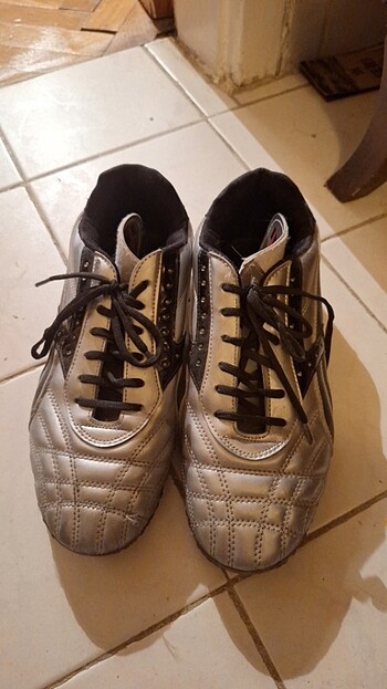 Futbol ayakkabisi