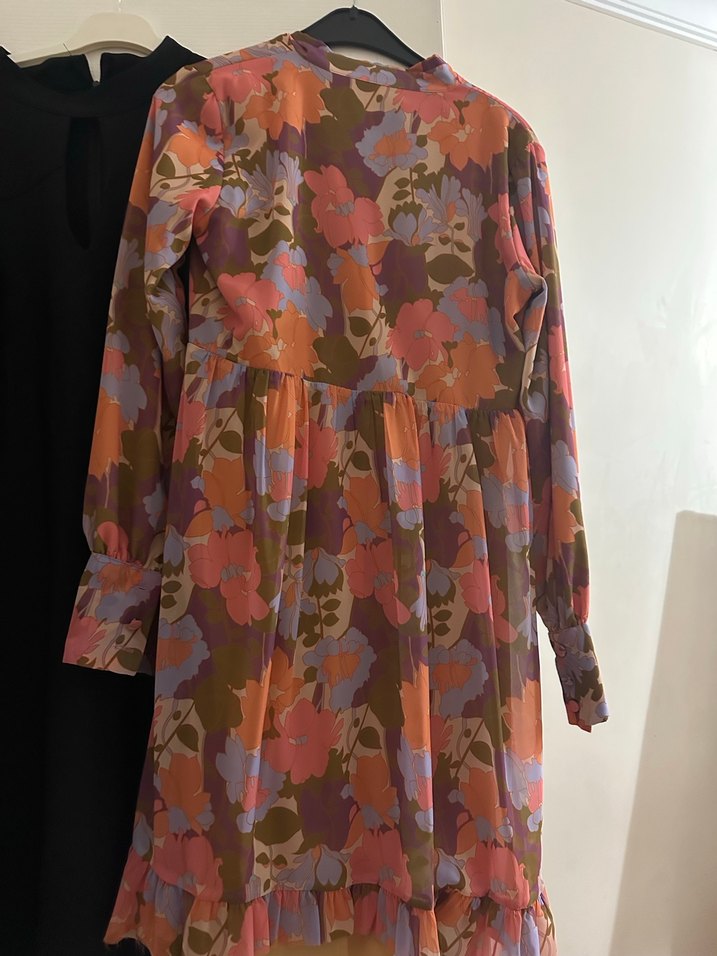 Uzun, Bol Kesim, V Yaka Çiçekli Elbise - Görsel 3