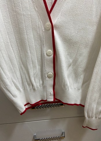 Düğmeli Beyaz Pamuklu V Yaka Hırka - Görsel 5