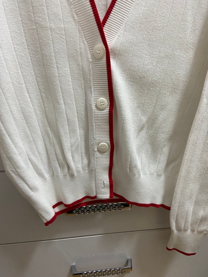 Düğmeli Beyaz Pamuklu V Yaka Hırka - Görsel 5