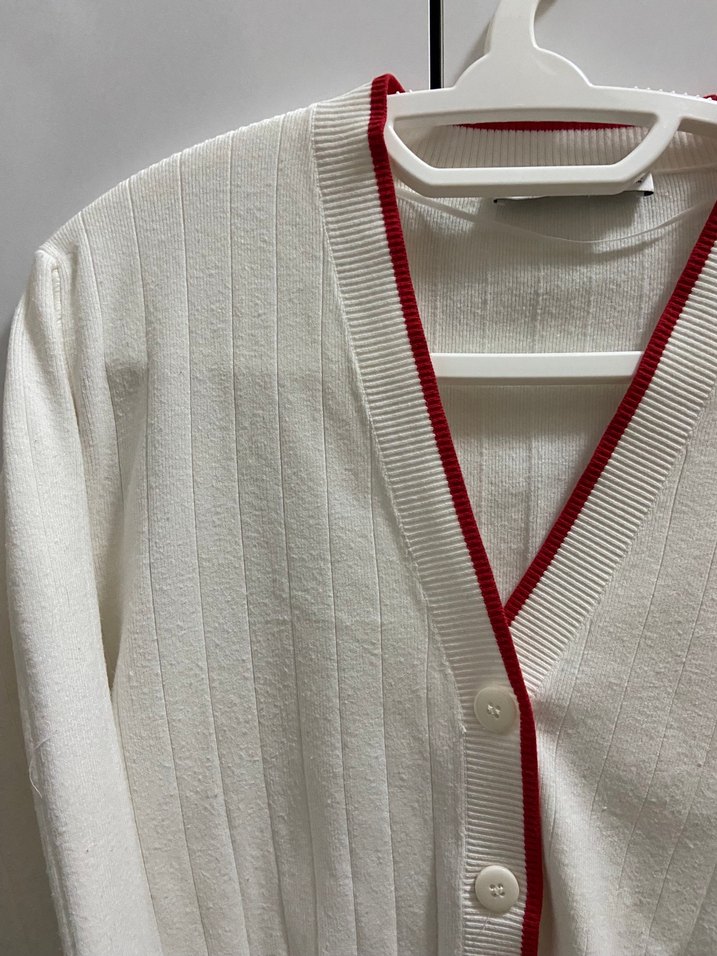 Düğmeli Beyaz Pamuklu V Yaka Hırka - Görsel 3