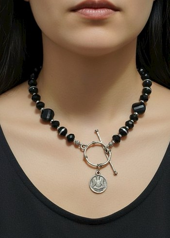Siyah Boncuklu Desenli Mini Gotik Kolye
