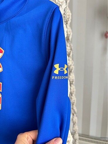 10 Yaş Beden Under Armour 9-11 yaş yeni gibi